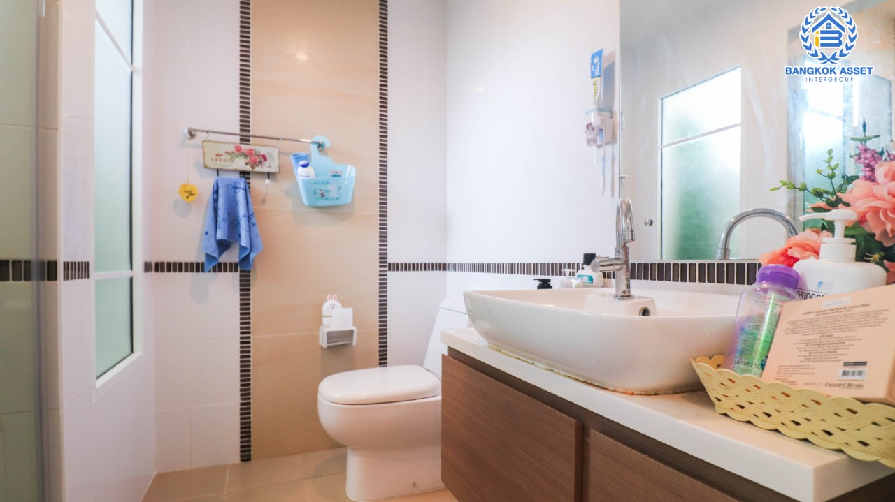 บ้านเดี่ยวมือสอง ม.ภัสสร26 ราชพฤกษ์-ติวานนท์ หลังมุม เนื้อที่กว้างขวางกว่า 90.90 ตร.ว. ฟังก์ชัน 3 ห้องนอน 3 ห้องน้ำ จอดรถได้ 2 คัน สภาพใหม่เหมือนมือหนึ่ง พร้อมเข้าอยู่ ทำเลเดินทางสะดวก หน้าโครงการติดถนนถนนราชพฤกษ์ ใกล้ทางด่วน "ศรีสมาน"